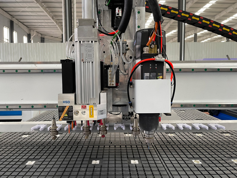 智能自動(dòng)套料數(shù)控雕刻機(jī)，用于定制櫥柜