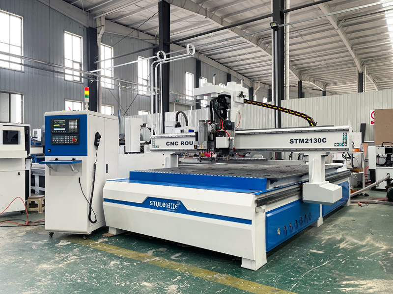 智能自動(dòng)套料數(shù)控雕刻機(jī)，用于定制櫥柜