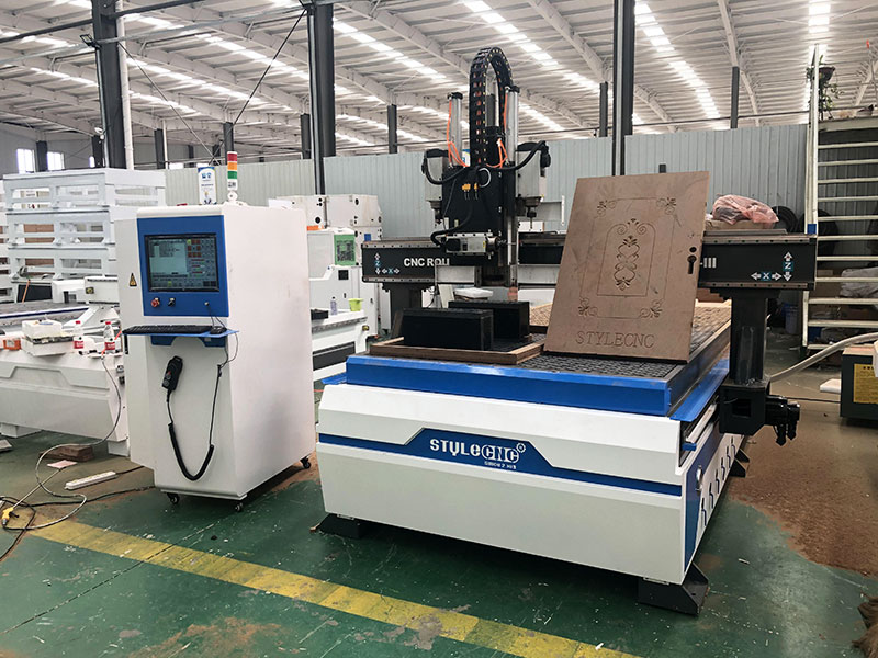 價格實惠的數(shù)控木工雕刻機，適用于門制作項目