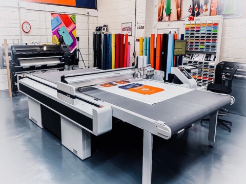 用于印刷、廣告、營(yíng)銷的數(shù)字平板切割機(jī)