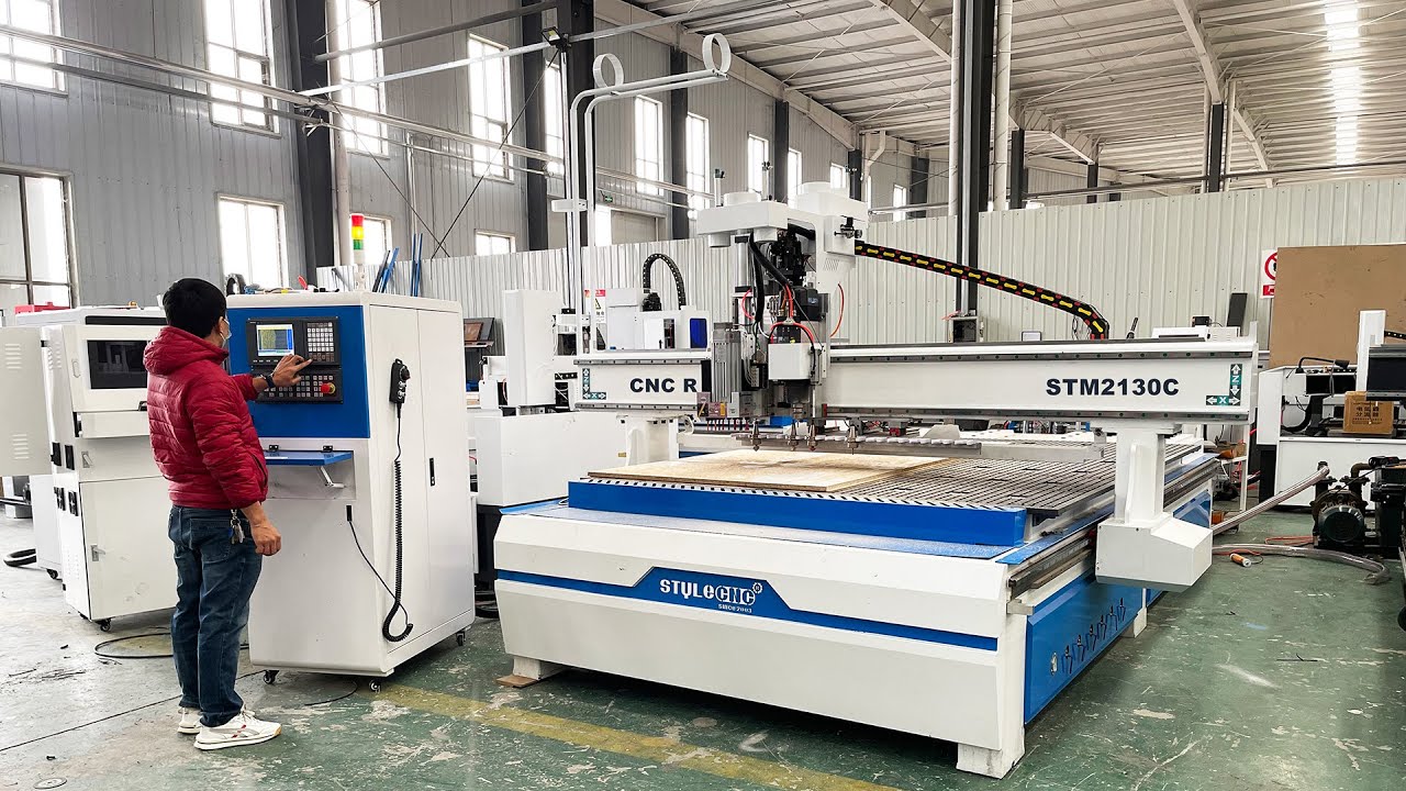 智能自動(dòng)套料數(shù)控雕刻機(jī)，用于定制櫥柜